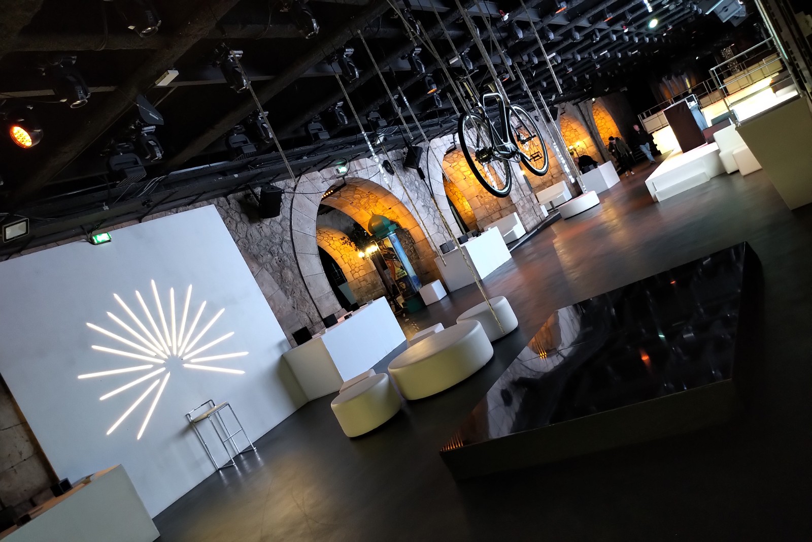 Réalisation Ref 692706f1eee158.31039285 - LENIGHT : organisation, installation, animation de soirée et ambiance club